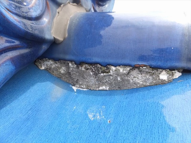 鬼瓦の先の巴瓦の漆喰